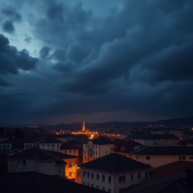 Cer dramatic deasupra unui oraș calm — protecția patrimoniului